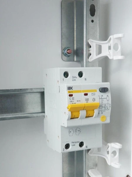 IEK MAD10-2-032-C-030